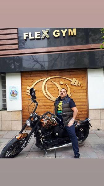 موتور لاکچری آقای بازیگر مشهور + عکس