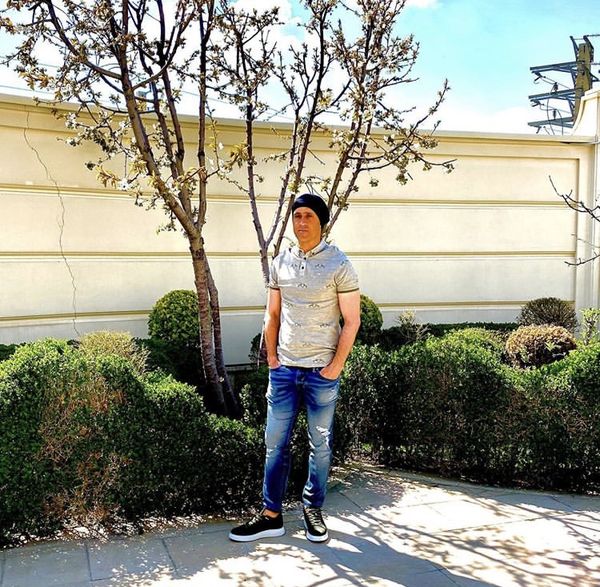 علی کریمی در حیاط ویلایش + عکس