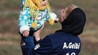 یک مادر فوتبالیست با اعمال شاقه+ عکس