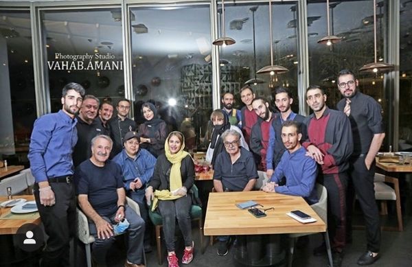 حمید لولایی و دوستانش در یک رستوران + عکس