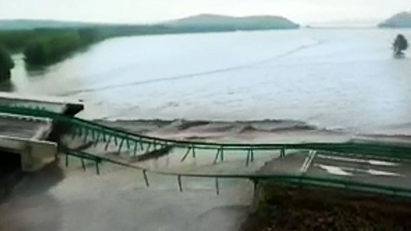 
لحظه هولناک شکسته شدن یک سد + فیلم
