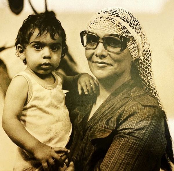 کودکی پولاد کیمیایی در آغوش مادرش + عکس