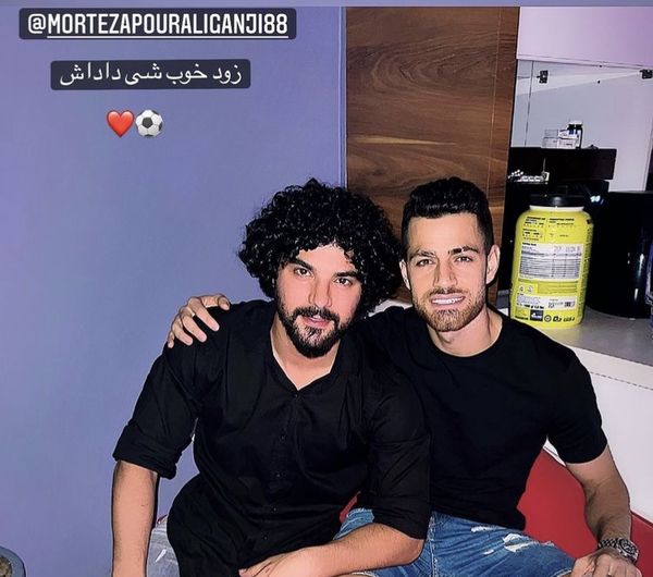 سینا مهراد با موهای فر در آغوش دوستش + عکس