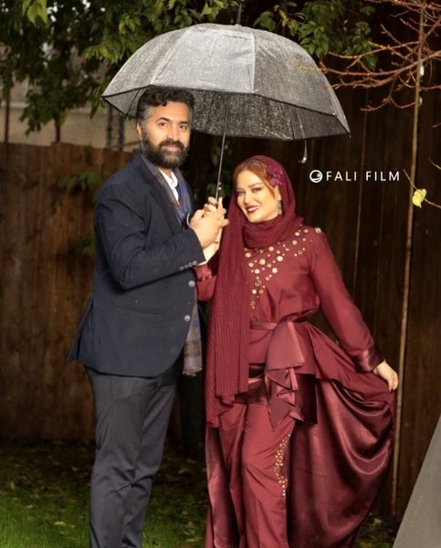 عکس جدید بهاره رهنما و حاجی در حیاط