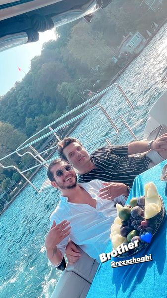 ارسلان قاسمی و دوستش در قایقی لاکچری + عکس