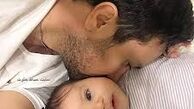 دختر شاهرخ استخری در آغوش پدر بزرگش
