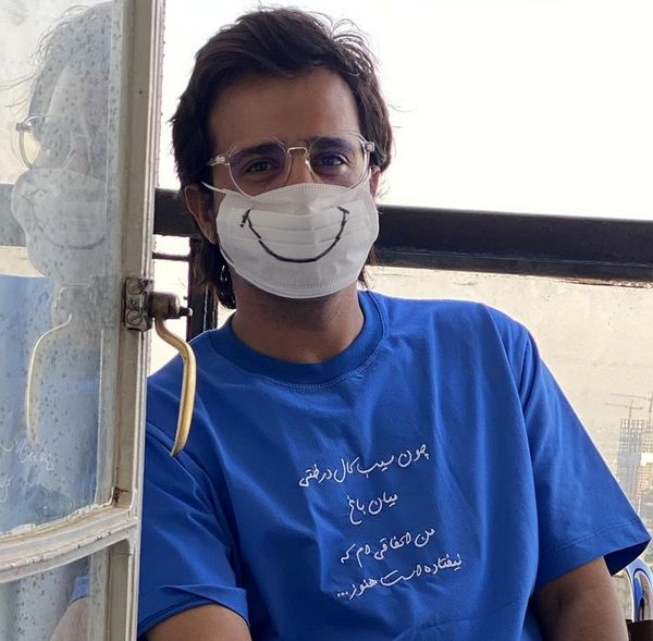 ماسک حسین سلیمانی با طرح لبخند + عکس