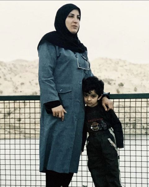 کودکی علی شادمان در آغوش مادرش + عکس