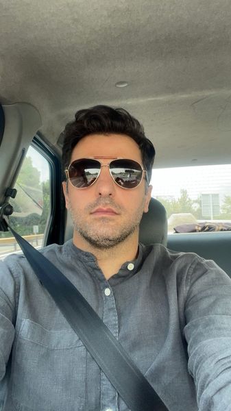 سلفی علی ضیا در ماشین لاکچریش + عکس