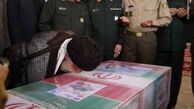 بوسه رهبر انقلاب بر تابوت شهید حججی (عکس)