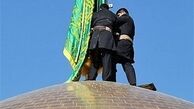 تعویض پرچم گنبد حرم رضوی همزمان با ماه محرم