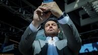 سلفی گرفتن گلزار با کت و شلوار + عکس