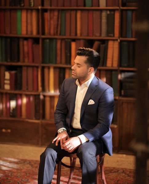 تیپ مجلسی رضا بهرام در کتابخانه + عکس