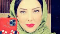 سلفی لیلا اوتادی در آیینه با گوشی میکی موسی اش + عکس