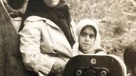 عکسی قدیمی از غزل شاکری و مادر مرحومش 