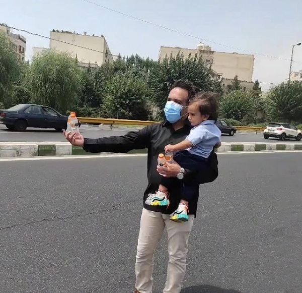 امیر کربلایی زاده و پسرش در خیابان + عکس