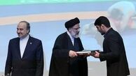 اهدای مدال قهرمانان کشتی به آستان قدس رضوی/عکس