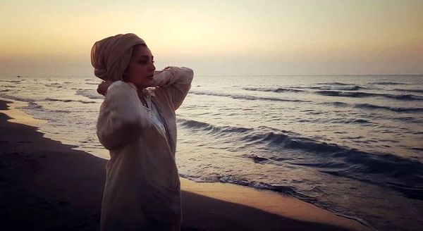 استایل ساره بیات در کنار دریا + عکس