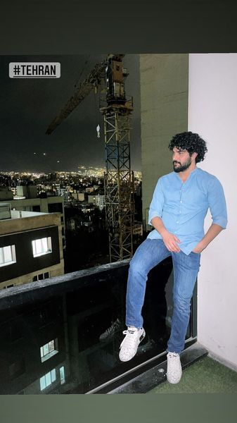 سینا مهراد در بالکن خانه اش + عکس