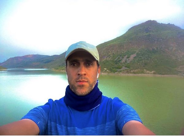 علی کریمی در کنار دریاچه ای بکر + عکس