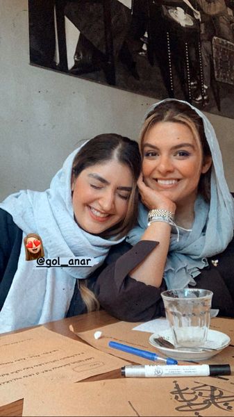دنیا مدنی و دوستش در یک کافه + عکس