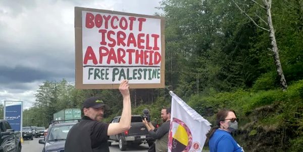 جلوگیری حامیان فلسطین از پهلو گرفتن کشتی اسرائیلی در کانادا