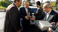 ورود وزیر ورزش به ساختمان اش!