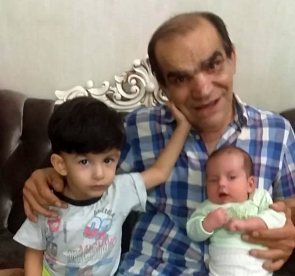 اصغر حیدری و نوه هایش + عکس