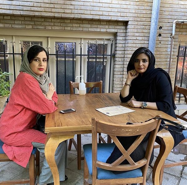 لیندا کیانی و دوستش‌ در یک کافه + عکس