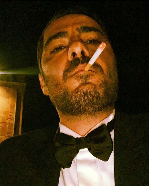 سیگار کشیدن نوید محمدزاده با لباس دومادی + عکس