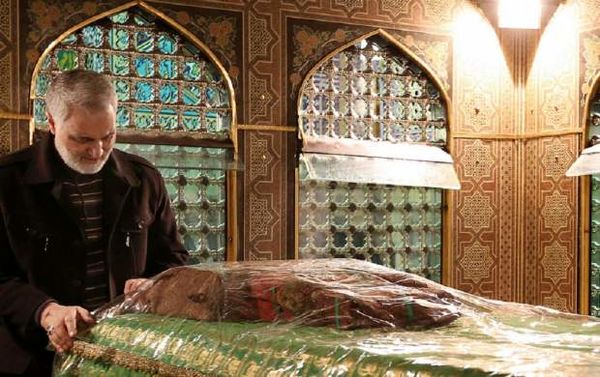 فیلمی ماندگار از حضور حاج قاسم در داخل ضریح+ فیلم
