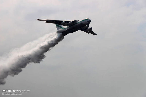 تصاویری از کمک هواپیمای آتش‌نشان برای خاموشی تالاب انزلی 
