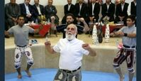 ناطق‌نوری در حال ورزش در زورخانه