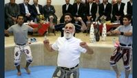 ناطق‌نوری در حال ورزش در زورخانه