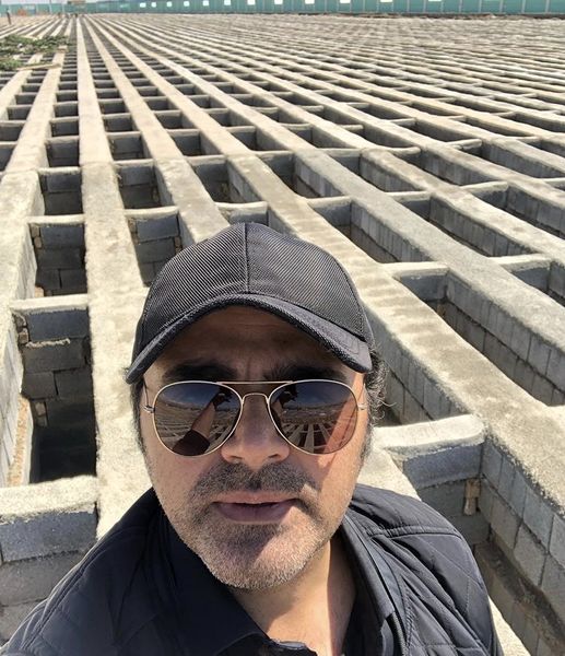 سلفی آقای بازیگر با قبرهای خالی + عکس