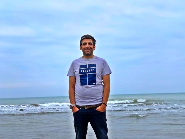 استایل تابستونی حمید گودرزی در کنار دریا + عکس