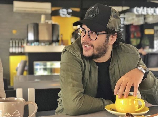 تیپ متفاوت سیاوش خیرابی در یک کافه + عکس