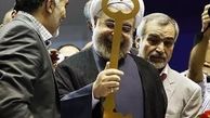 کلیدهای طلایی روحانی در دستان دو نفر