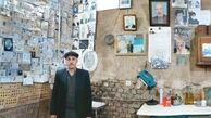 مردی که عاشق اعلامیه‌های ترحیم است+ عكس