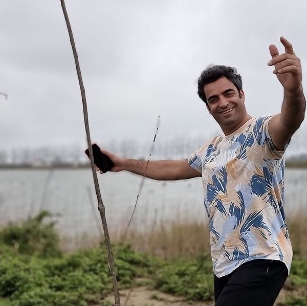 کارگردان مشهور در حال درختکاری + عکس