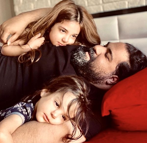 بازی های رضا صادقی و دخترانش + عکس