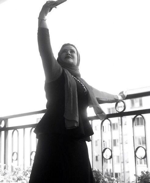 بهاره رهنما در بالکن خانه اش + عکی