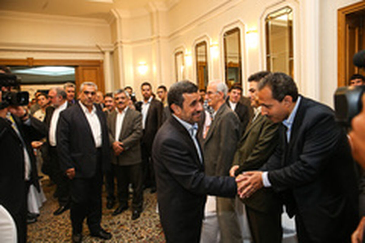 " هیات ۱۰۰ نفره همراه احمدی‌نژاد" از کجا درآمد؟