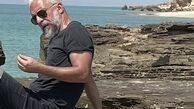 کاظم سیاحی در کنار دریا + عکس