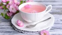 در چایتان چند گلبرگ گل محمدی بریزید 