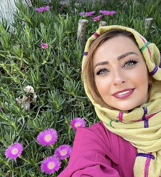 نفیسه روشن در میان گلها + عکس