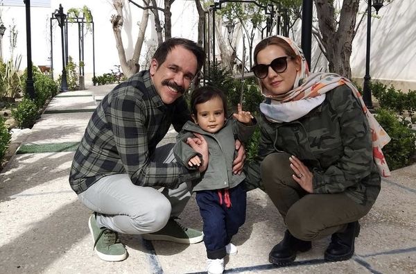 امیر کربلایی زاده با همسر و پسرش در خیابان + عکس