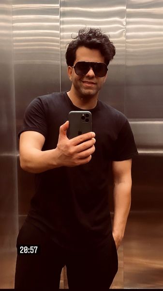 سلفی جدید رضا بهرام در َآسانسور + عکس