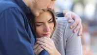 8 توصیه برای دلداری دادن به خانواده عزادار و کاهش بار غم آن ها