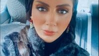 مونا فرجاد در خودروی لوکسش